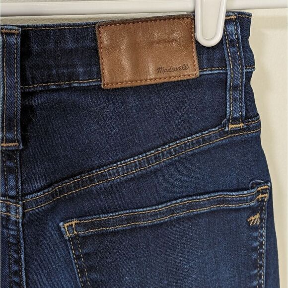 Curvy High-Rise Skinny Jeans in Larkspur Wash: TENCEL™ Denim Edition - Picture 7 of 10